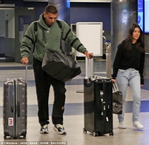 48846E1E00000578-5304233-What_s_a_gentleman_Kourt_toted_a_customized_bag_at_her_side_whil-m-111_1516777963982.jpg