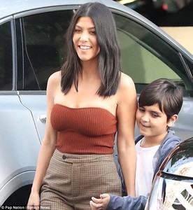 488E317E00000578-5310405-Center_of_attention_The_reality_star_s_hair_was_styled_with_a_ce-a-44_1516862228061.jpg