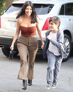 488E39B000000578-5310405-Mom_duty_Kourtney_Kardashian_was_mom_on_the_spot_Wednesday_while-a-43_1516862228038.jpg