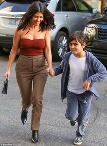 488E4A7200000578-5310405-Atta_boy_She_walked_son_Mason_by_the_hand_while_carrying_an_itty-a-42_1516862228005.jpg