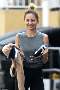 48990B6800000578-5316215-Beaming_Nicole_Richie_went_make_up_free_for_a_trip_to_the_gym_wi-m-26_1516972101427.jpg