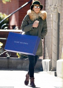 489BE7E000000578-5317765-Fancy_The_actress_styled_in_an_army_green_coat_was_seen_carrying-a-140_1516999816225.jpg