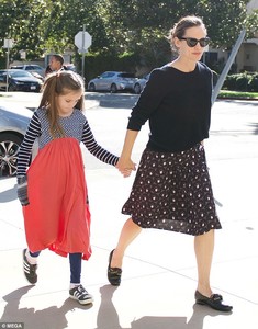 48AD3E4F00000578-5323073-Like_mother_like_daughter_Seraphina_wore_adorable_pigtails_a_lon-a-66_1517181296461.jpg