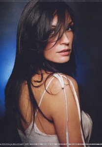 Famke Janssen - looking over shoulder.jpg