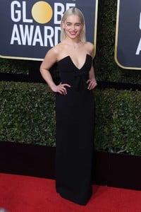 5a52fa244470b_Emilia-Clarke-2018-Golden-Globe-Awards--01.thumb.jpg.895ba3536167ac748c131e349d984450.jpg