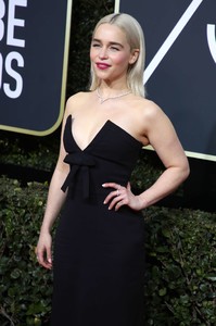 5a52fa515a9a6_Emilia-Clarke-2018-Golden-Globe-Awards--05.thumb.jpg.739e0f1b970deb8d6051284b955cd760.jpg