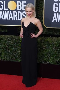 5a52fa8d026d8_Emilia-Clarke-2018-Golden-Globe-Awards--08.thumb.jpg.903acd7d50ca5fd763bd7bb5d5212c8e.jpg