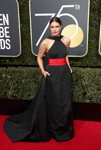 5a52fb633f48b_Mandy-Moore-2018-Golden-Globe-Awards--01.thumb.jpg.05c9e174ec55f65da1ae208bbe156bdf.jpg