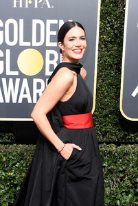 5a52fb91c409a_Mandy-Moore-2018-Golden-Globe-Awards--03.thumb.jpg.d4472bb96221ac75ea38c92a839406ed.jpg