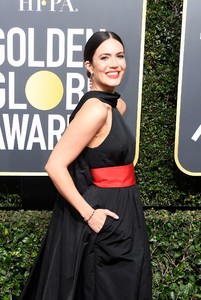 5a52fbcf0273f_Mandy-Moore-2018-Golden-Globe-Awards--07.thumb.jpg.e3433022db2dbd13d4a7e75f6e5f5795.jpg