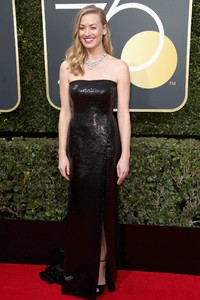 5a52fccb48b81_Yvonne-Strahovski-2018-Golden-Globe-Awards--01.thumb.jpg.ba2937c174fe57a5e6d339d54b525413.jpg