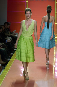 5a577830a9054_CarmenMarcValvoSS2001NYFW1.thumb.jpg.9b6dd371eba0d3f430454d662ba56b24.jpg