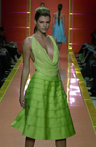 5a577831cf3ee_CarmenMarcValvoSS2001NYFW2.thumb.jpg.21cc7243d3fb7b5c0ba95a94e305f091.jpg