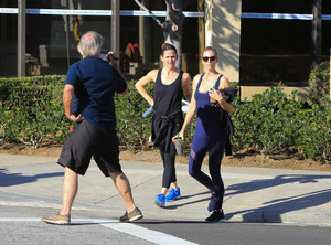 Jennifer+Garner+out+and+about+04zWIps0JUwx.jpg