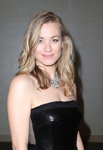 5a6089e9bd110_yvonne_strahovski_golden_globes(2).thumb.jpg.a5415ca24b7f17a07077d95e8ded6a68.jpg