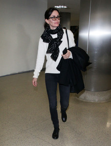 Courteney+Cox+at+LAX+rFmzOfYNR5xx.jpg