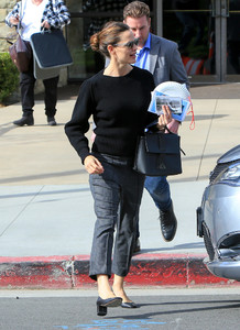 Jennifer+Garner+out+and+about+-B4bRp-qGobx.jpg