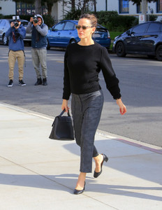 Jennifer+Garner+out+and+about+B-xvsvAsF32x.jpg