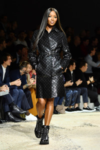 Naomi+Campbell+Louis+Vuitton+Runway+Paris+pHTMgKWcucVx.jpg