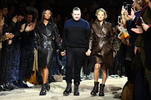 Naomi+Campbell+Louis+Vuitton+Runway+Paris+i34uz-JSow5x.jpg