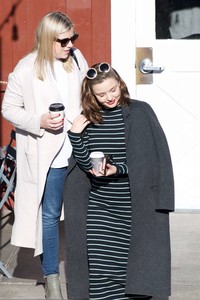 5a6635716a4cf_Miranda-Kerr-Grabs-coffee-with-a-friend-in-Brentwood--05.thumb.jpg.0ab88c93413dcc08e685c37d401ac737.jpg