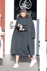 5a6635947c70a_Miranda-Kerr-Grabs-coffee-with-a-friend-in-Brentwood--01.thumb.jpg.0c37f7894da1658adc7afc92333f9e84.jpg