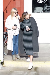 5a6636544544f_Miranda-Kerr-Grabs-coffee-with-a-friend-in-Brentwood--04.thumb.jpg.add221566ff17e7ea180c820f4421776.jpg