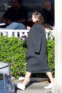 5a6636b1cfa91_Miranda-Kerr-Grabs-coffee-with-a-friend-in-Brentwood--06.thumb.jpg.028b2d02003103ab8f62d965b9e4c227.jpg