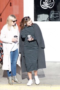 5a6636ff4b3d8_Miranda-Kerr-Grabs-coffee-with-a-friend-in-Brentwood--08.thumb.jpg.00eeb9ed9c31f8bcbedb95f944ce5fa8.jpg