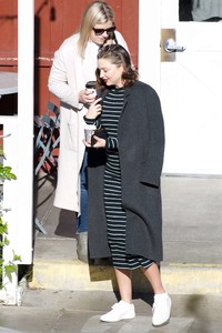 5a66376894fa9_Miranda-Kerr-Grabs-coffee-with-a-friend-in-Brentwood--09.thumb.jpg.ee2191e446abeab9bdae97d1aa38f8a8.jpg