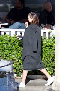 5a663a2bbe5a1_Miranda-Kerr-Grabs-coffee-with-a-friend-in-Brentwood--10.thumb.jpg.c782f505df063b30eb5668faad75b5c7.jpg