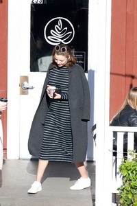 5a663a473c46d_Miranda-Kerr-Grabs-coffee-with-a-friend-in-Brentwood--11.thumb.jpg.27e782166a36ad9df28653e20c7afb57.jpg