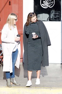 5a663ac6454c1_Miranda-Kerr-Grabs-coffee-with-a-friend-in-Brentwood--14.thumb.jpg.bc13b2fd1476c47b876b435c4075ee5e.jpg