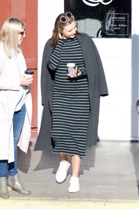 5a663bd517c7f_Miranda-Kerr-Grabs-coffee-with-a-friend-in-Brentwood--17.thumb.jpg.5045cf1feefbd5ce867abc48a6d3c6ac.jpg