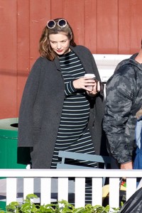 5a663fb4c4c39_Miranda-Kerr-Grabs-coffee-with-a-friend-in-Brentwood--19.thumb.jpg.71c7881781081fe0a5796ac792edefe7.jpg