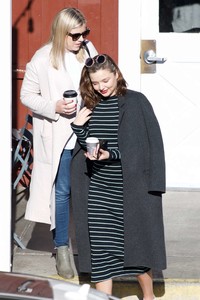 5a663fd24e54a_Miranda-Kerr-Grabs-coffee-with-a-friend-in-Brentwood--20.thumb.jpg.b75ec0468987907a4ca2883763cd91ea.jpg