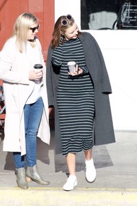 5a66401ad588b_Miranda-Kerr-Grabs-coffee-with-a-friend-in-Brentwood--21.thumb.jpg.608c697eb99beae44fd933f24227d026.jpg