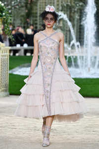 5a67931780432_ChanelRunwayParisFashionWeekHauteCouture-CsouPD86MXx.thumb.jpg.218246d8fd9f9f5af871682133df0017.jpg