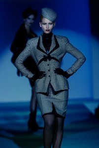 Thierry Mugler 1997 Spring Summer 22 Enero 1997 - Paris Fashion Week c.jpg