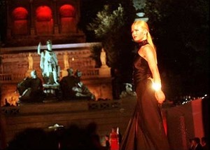 Valentino 1999 Piazza Popolo sotto cielo.jpg