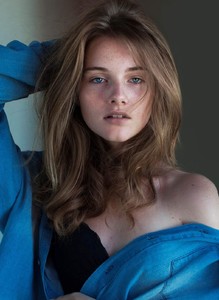 5a6de686ce5e1_CarolineHahnbyTatoBellineforRockmgtPORTRAIT.thumb.jpg.50fff176c21966e9f5d7927fc430d077.jpg