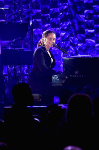 Alicia+Keys+Clive+Davis+Recording+Academy+QVY_msnnDu4x.jpg