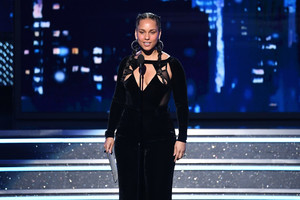 Alicia+Keys+60th+Annual+GRAMMY+Awards+Show+wWpt4CSpxrFx.jpg