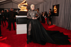 Lady+Gaga+60th+Annual+GRAMMY+Awards+Red+Carpet+qGKReFxZZ3_x.jpg