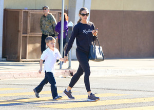 Jennifer+Garner+Jennifer+Garner+Keeps+Casual+e_H3QyLKDZox.jpg