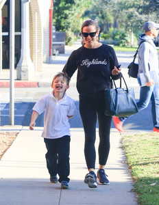 Jennifer+Garner+Jennifer+Garner+Keeps+Casual+gUJCv6FrGWex.jpg