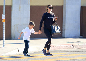 Jennifer+Garner+Jennifer+Garner+Keeps+Casual+QhM-Hnevttwx.jpg