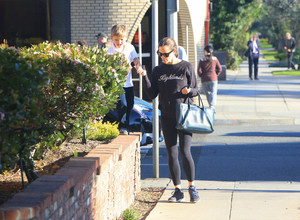 Jennifer+Garner+Jennifer+Garner+Keeps+Casual+stmDI5IgE9Sx.jpg