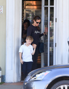 Jennifer+Garner+Jennifer+Garner+Keeps+Casual+uzqlmFE_Alkx.jpg