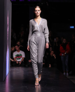 5a6f8eb60374e_EstherHeeschRunwayMaybellineUrbanCatwalku8DDHFQCy0Mx.thumb.jpg.042504dc4a4360d07f2341db540f5a76.jpg